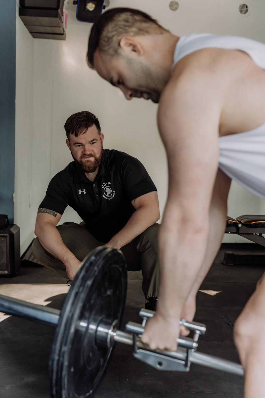 personal trainer beoordeelt techniek tijdens training in Delft