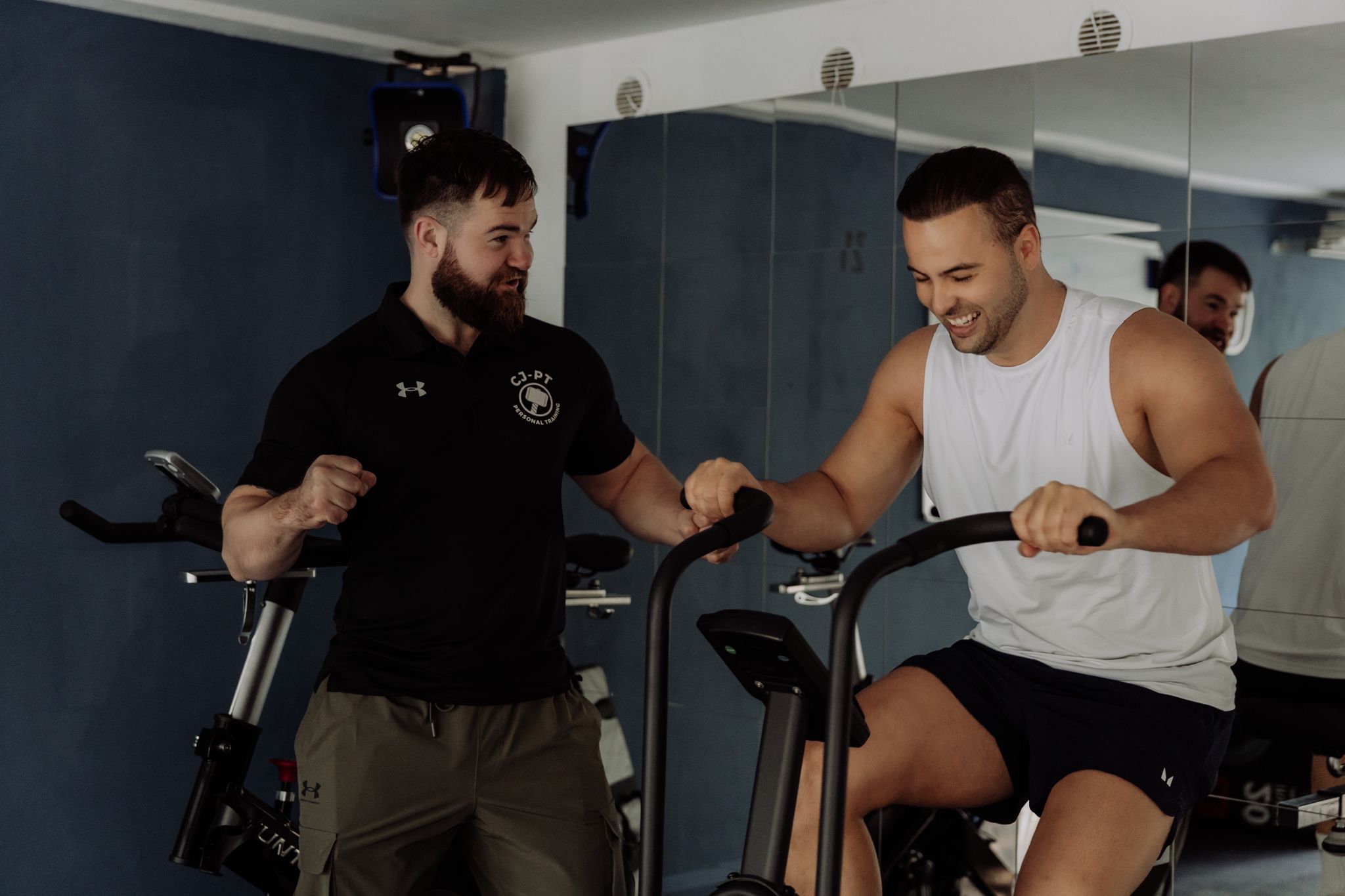 personal trainer begeleidt cardio oefening op airbike in Delft